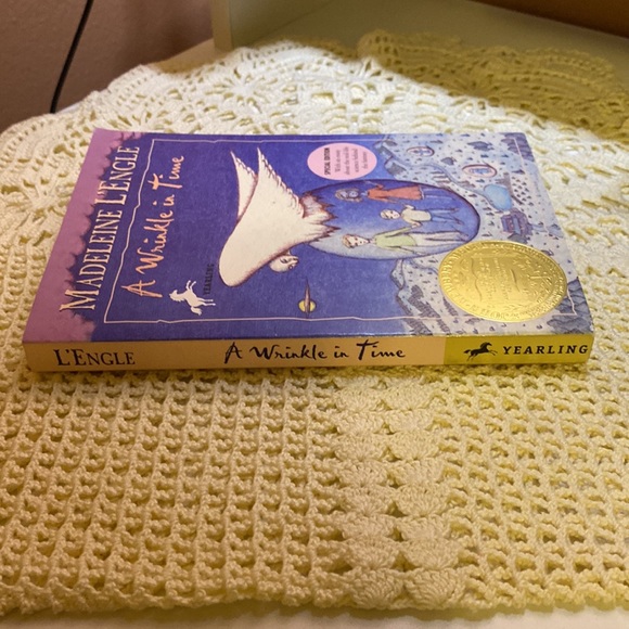 A Wrinkle in Time by Madeleine L’Engle paperback - Picture 3 of 6